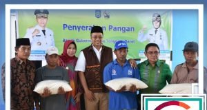 Serahkan Bantuan Untuk Nelayan : “Semoga Bapak Gubernur Diberi Umur Panjang dan Kesehatan”