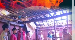 Dinsos Sumbawa Salurkan Bantuan Untuk Korban Kebakaran Alas