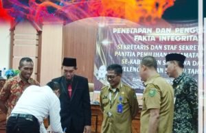 KPU Sumbawa Tetapkan Sekretaris dan Staf Sekretariat PPK