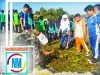 Kodim Sumbawa Gotong Royong Bersihkan Sampah di Pantai Saliper