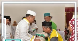 Bang Zul Serahkan Bantuan Bagi Petugas Kebersihan