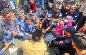 DPRD NTB “Digedor”, Isvie Rupaeda Didampingi Najamuddin Temui Massa Aksi