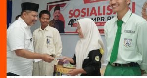 Johan Rosihan Berikan Bantuan Dana Pendidikan Untuk Anak Petani dan Nelayan di Pulau Sumbawa