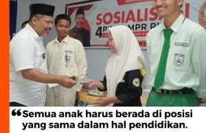 Johan Rosihan Berikan Bantuan Dana Pendidikan Untuk Anak Petani dan Nelayan di Pulau Sumbawa