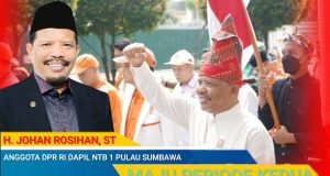 Johan Rosihan Kenakan Pakaian Adat Sumbawa Mendaftar ke KPU