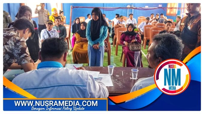 Asisten I Lombok Tengah Serahkan Dokumen Adminduk Hasil OTS Ombudsman NTB di Desa Lekor