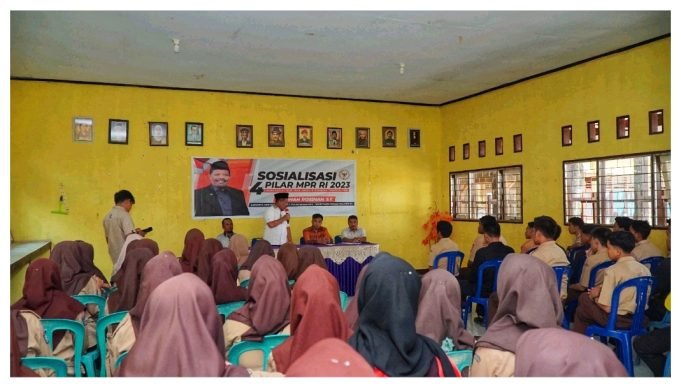 Johan Rosihan : Pelajar SMA di Sumbawa Barat Harus Melek Konstitusi