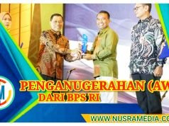 Kepala Diskominfotik NTB Kenakan Tenun Dompu Terima Penghargaan AWD