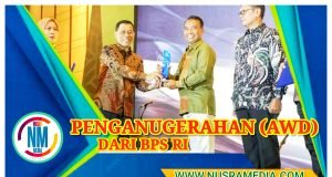 Kepala Diskominfotik NTB Kenakan Tenun Dompu Terima Penghargaan AWD