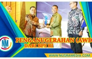 Kepala Diskominfotik NTB Kenakan Tenun Dompu Terima Penghargaan AWD