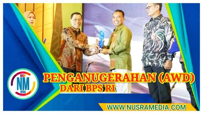 Kepala Diskominfotik NTB Kenakan Tenun Dompu Terima Penghargaan AWD