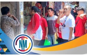 PDIP Mataram Bagikan Telur, Vitamin hingga Kartu Sakti Ganjar-Mahfud ke Warga Sekarbela