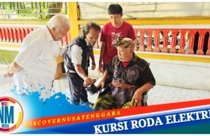 Rachmat Hidayat Berikan Langsung Bantuan Kursi Roda Elektrik Untuk Dalang Senior Wayang Sasak