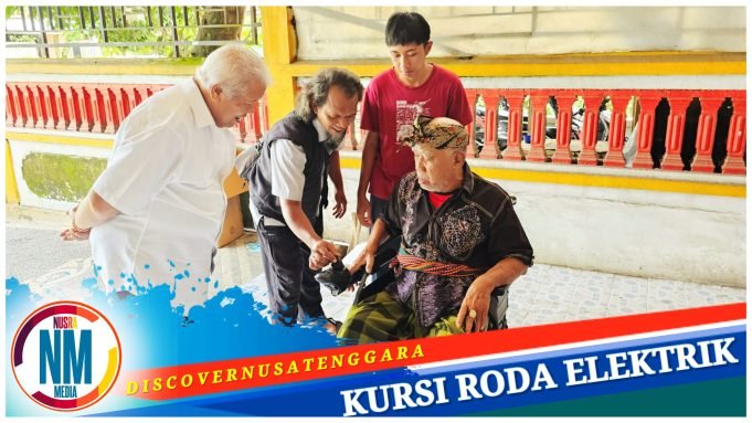 Rachmat Hidayat Berikan Langsung Bantuan Kursi Roda Elektrik Untuk Dalang Senior Wayang Sasak