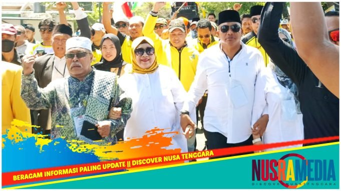 Ribuan Massa Bersamai Sumiatun-Ibnu Salim Daftar ke KPU Lombok Barat