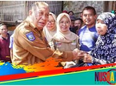 Bupati Sumbawa Serahkan Bantuan Untuk Korban Kebakaran di Desa Lito
