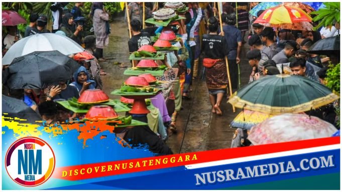 Perang Topat Wujud Keharmonisan di Lombok