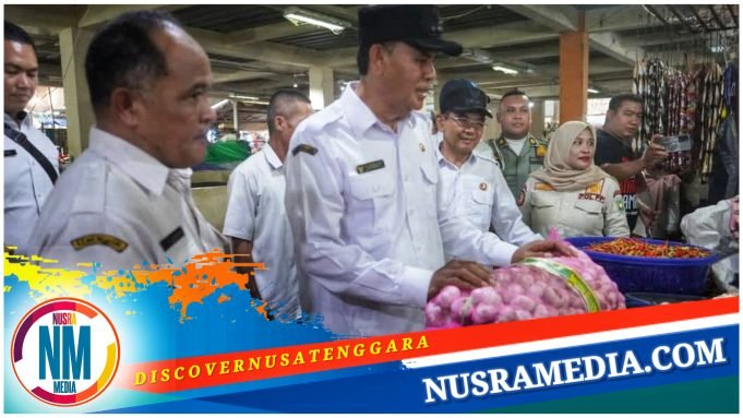 Blusukan ke Pasar Seketeng, Bupati dan Wabup Sumbawa Pastikan Harga Sembako Terkendali di Bulan Ramadhan
