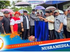 Bupati Sumbawa Serahkan Bantuan Untuk Korban Banjir di Desa Boak
