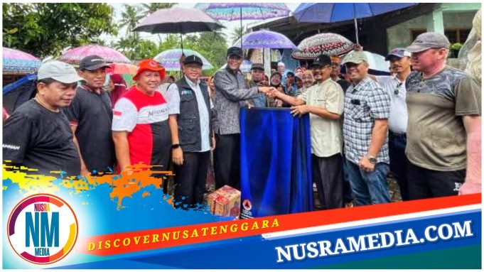 Bupati Sumbawa Serahkan Bantuan Untuk Korban Banjir di Desa Boak
