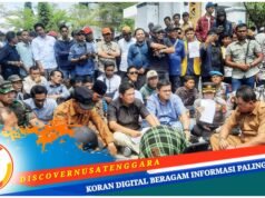 Nuansa Humanis, Mereka Kompak Terima Massa Aksi Sambil Duduk Bersila di Pinggir Jalan