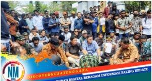 Nuansa Humanis, Mereka Kompak Terima Massa Aksi Sambil Duduk Bersila di Pinggir Jalan