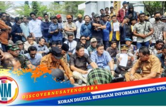Nuansa Humanis, Mereka Kompak Terima Massa Aksi Sambil Duduk Bersila di Pinggir Jalan