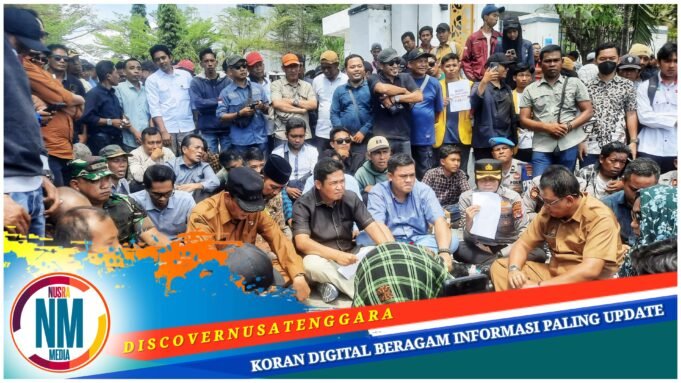 Nuansa Humanis, Mereka Kompak Terima Massa Aksi Sambil Duduk Bersila di Pinggir Jalan