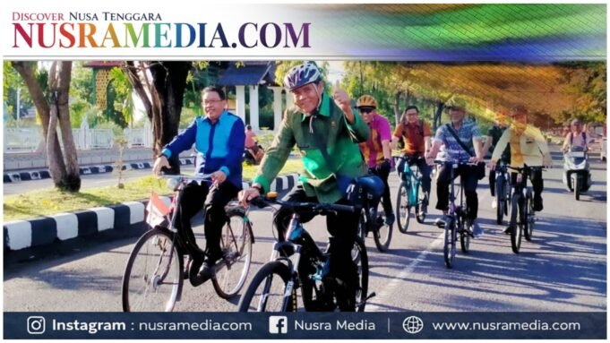 Di Tengah Krisis Energi, Bupati Sumbawa Konsisten Gowes ke Kantor